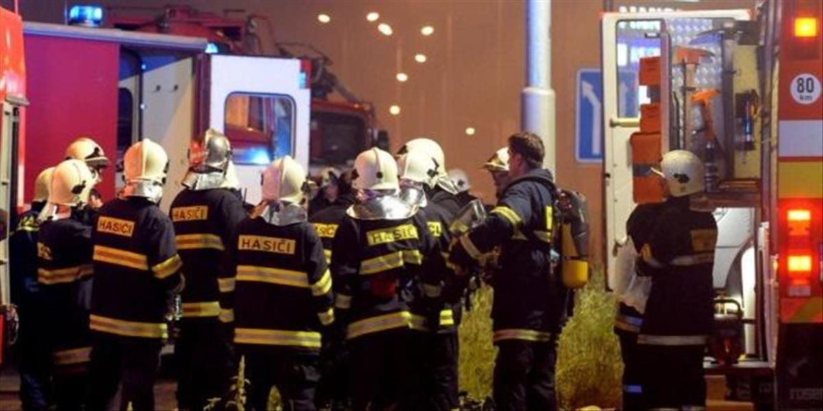Hasiči zasahujú pri dopravnej nehode v Bratislave