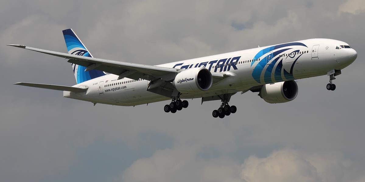 Poplach na palube: Lietadlo na letisku v Káhire prehľadávajú po vyhrážke bombou