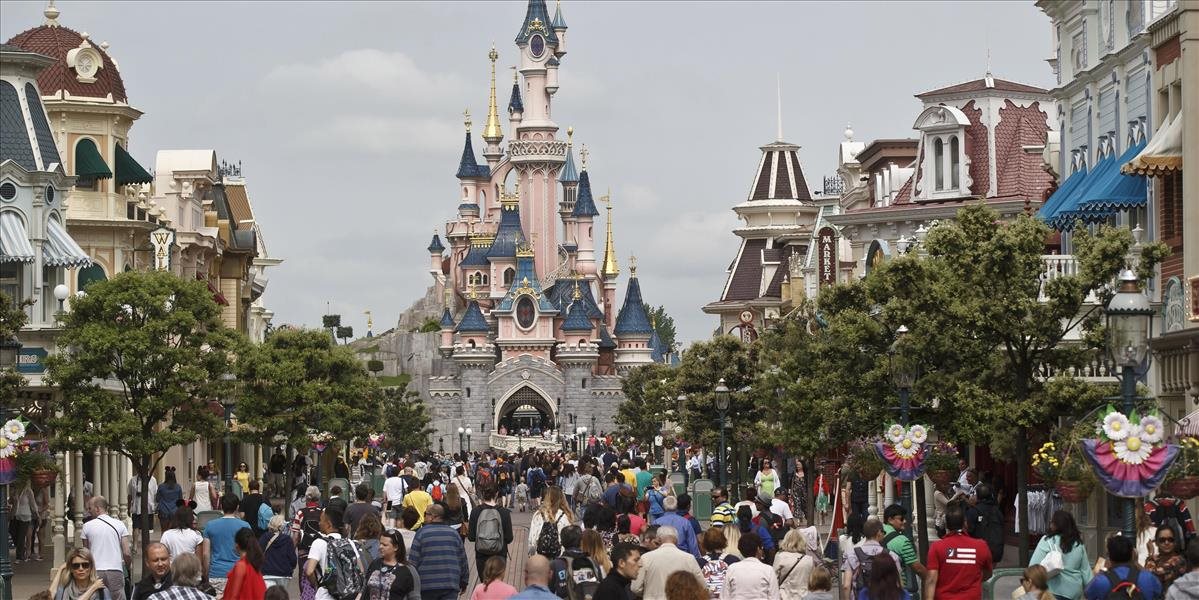 Pri hoteli v okolí parížskeho Disneylandu zatkli muža so zbraňami