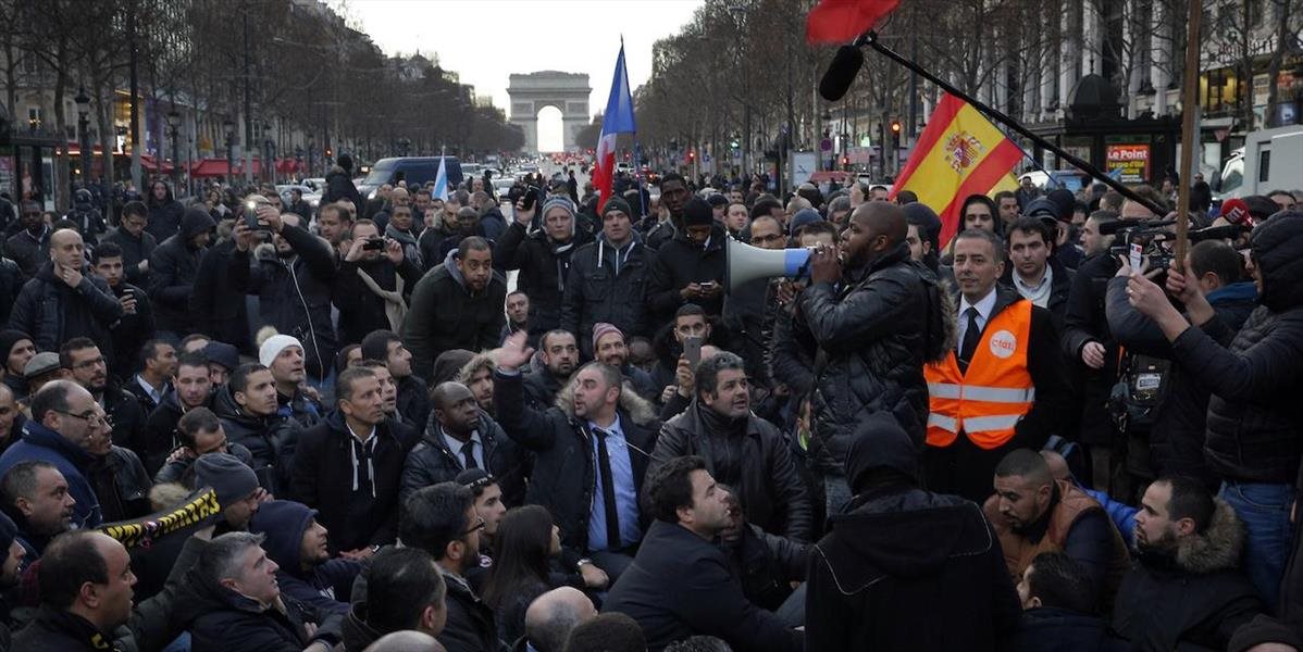Taxikári v Paríži tretím dňom protestovali proti nekalej konkurencii
