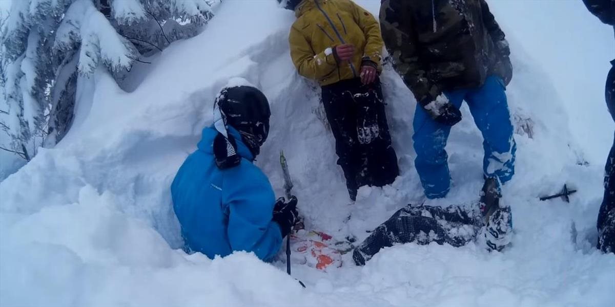 Dychvyrážajúce VIDEO: Lyžiar skončil pod snehom vo Vrátnej, život mu zachránili jeho kamaráti