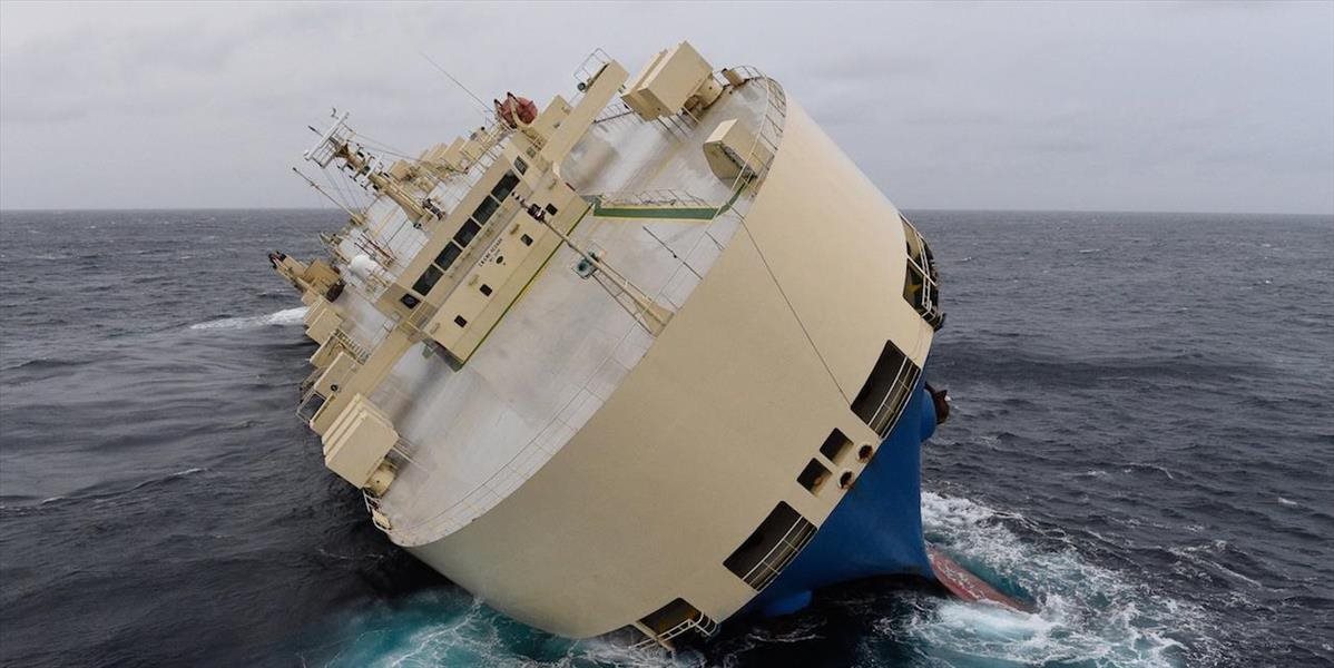 Rozbúrené more marí snahy o záchranu prevrátenej nákladnej lode pri francúzskom pobreží
