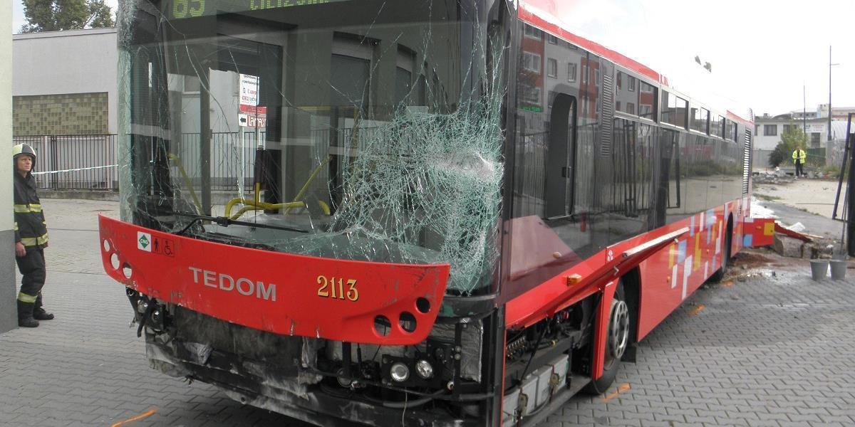 Bratislavskí hasiči zasahujú pri dopravnej nehode autobusu MHD