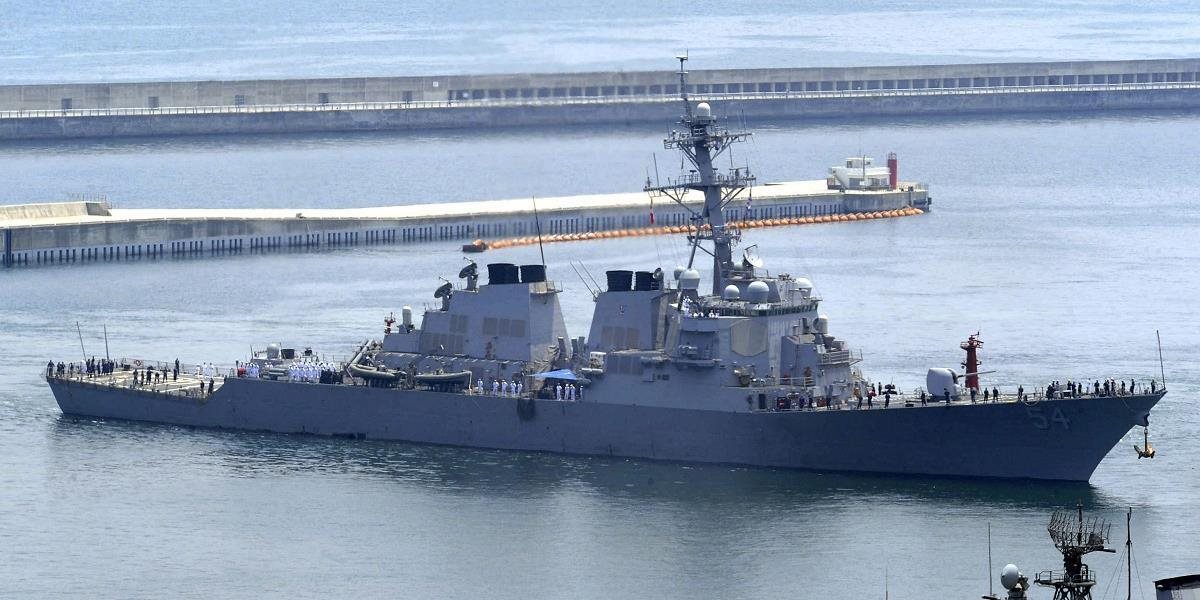 Čínu pobúrila plavba vojnovej lode USA v blízkosti sporného ostrova