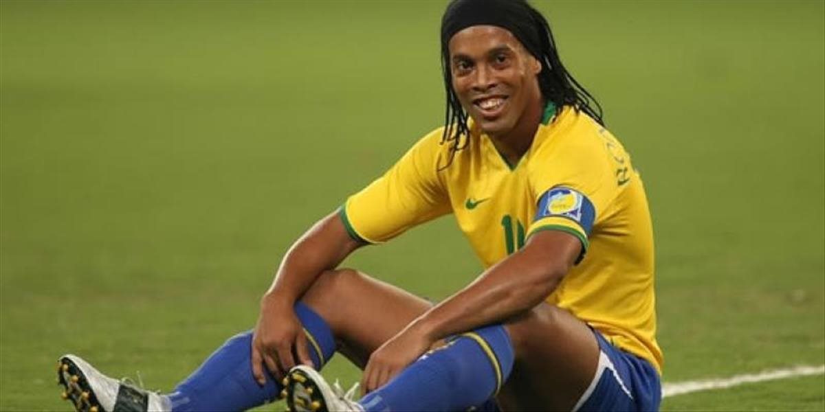 VIDEO Rozhodca si vypýtal od Ronaldinha autogram priamo počas zápasu