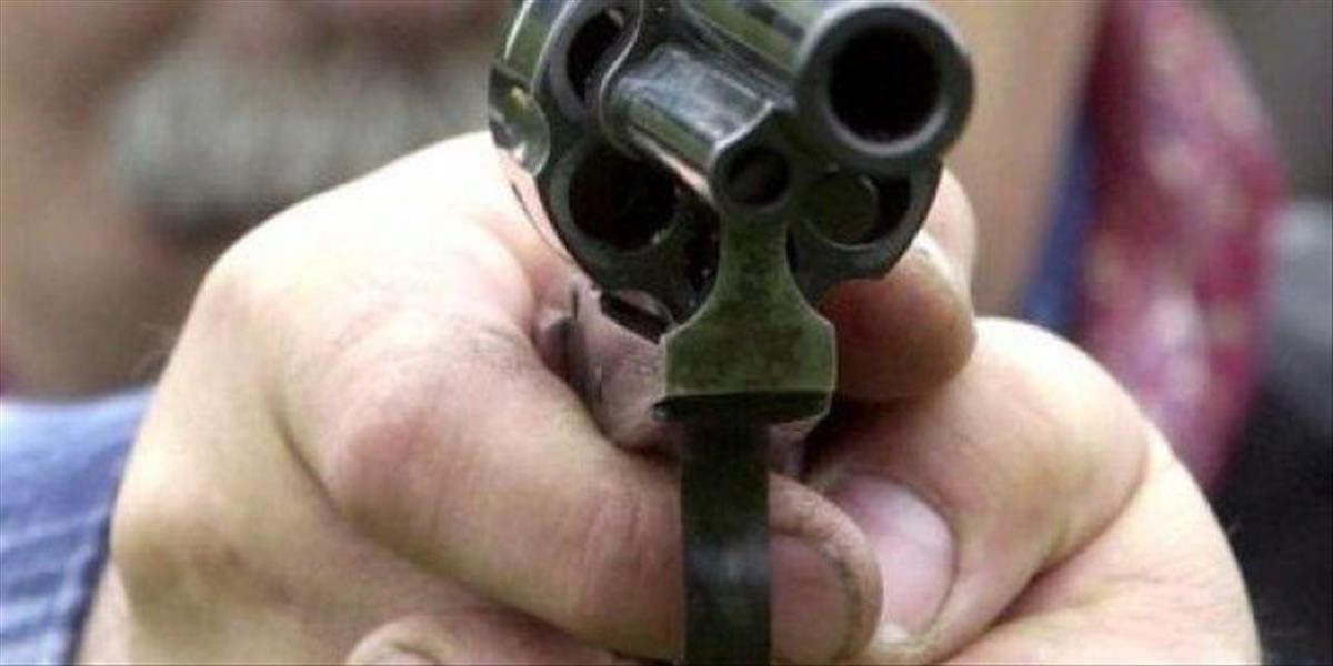 Mladík so zbraňou prepadol predajňu v Považskej Bystrici