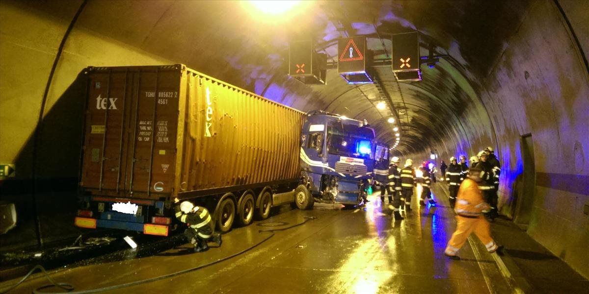 FOTO a VIDEO V tuneli Sitina došlo k dopravnej nehode, kamión blokuje jeden pruh