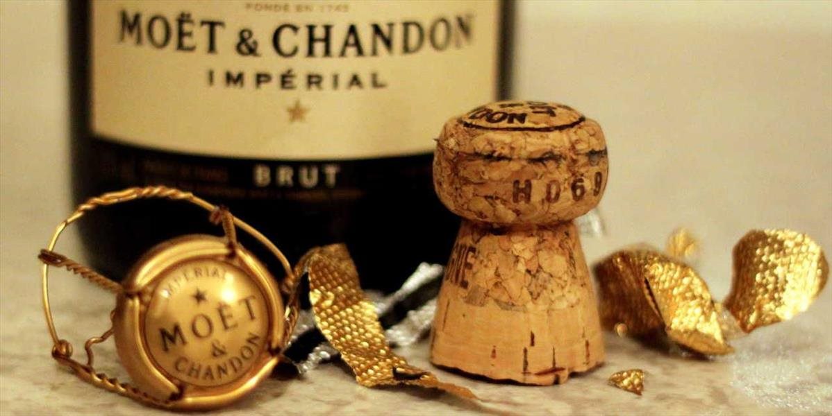 V Taliansku objavili tisícky fliaš falšovaného značkového šampanského