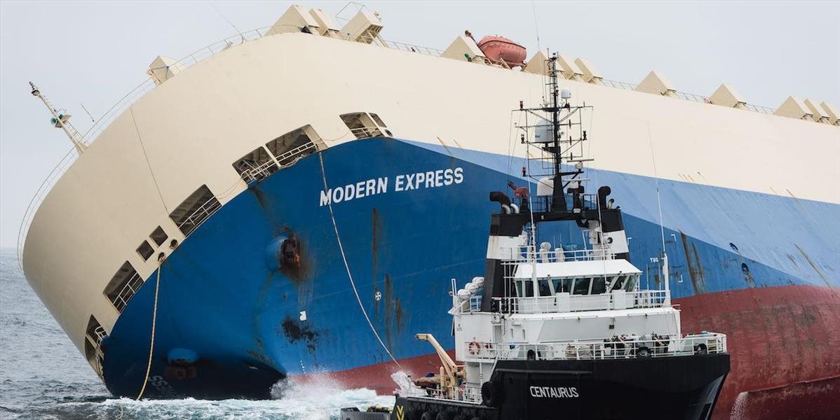 Ohrozenú nákladnú loď pri francúzskom pobreží už ťahajú do prístavu Bilbao