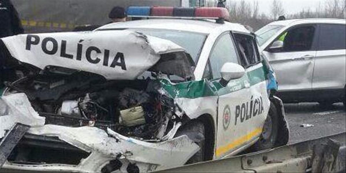 FOTO Nehoda na moste Lafranconi: Policajné auto na šrot, dvaja muži zákona zranení