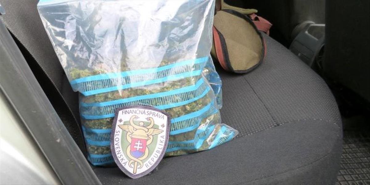 Colníci stopli mladíkov na ceste z Česka, v rukávoch bundy ukrývali 430 gramov marihuany