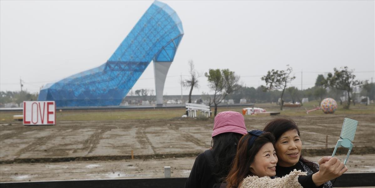 FOTO Na Taiwane postavili obrovskú sklenenú topánku ako poctu ženám