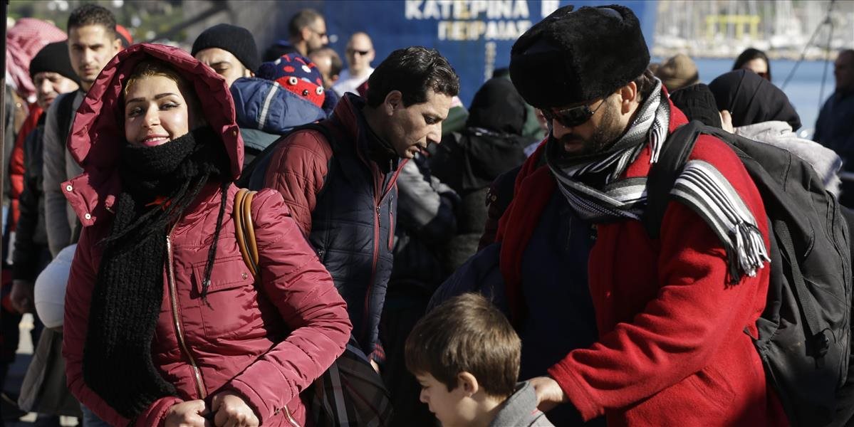 Migranti sa vydali pešo popri diaľnici smerom do Macedónska