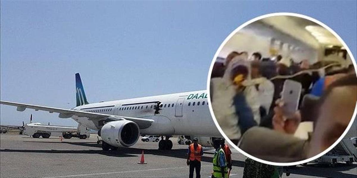 Horor na palube: Explózia urobila v trupe lietadla obrovskú dieru, pasažier vypadol von!