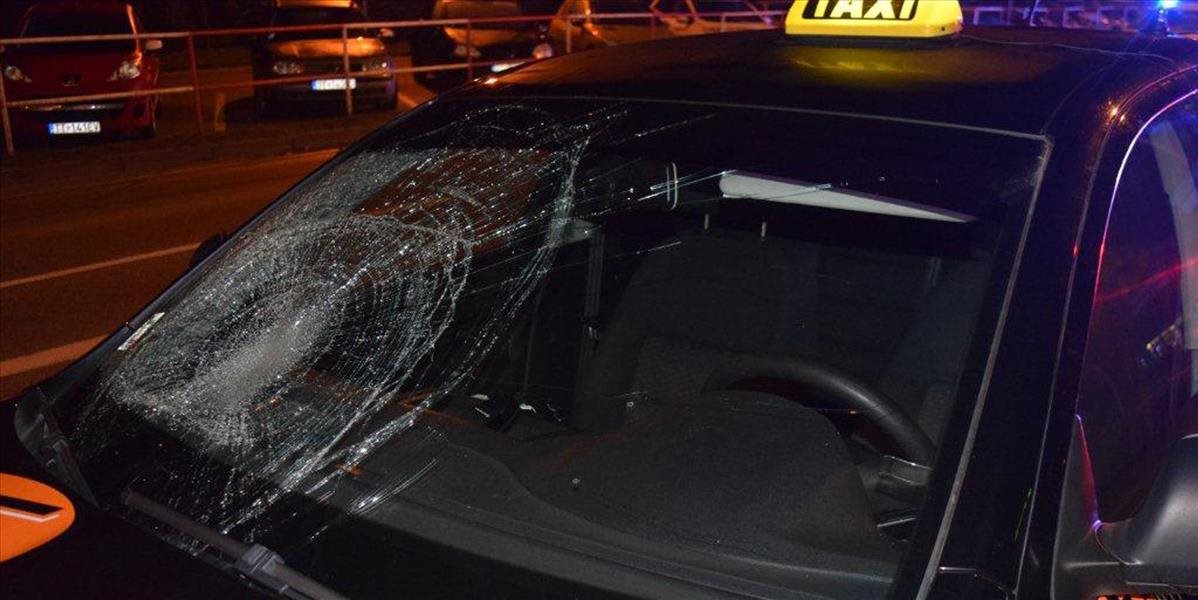 FOTO Nešťastie v Trnave: Taxík zachytil chodca mimo priechodu, zraneniam podľahol