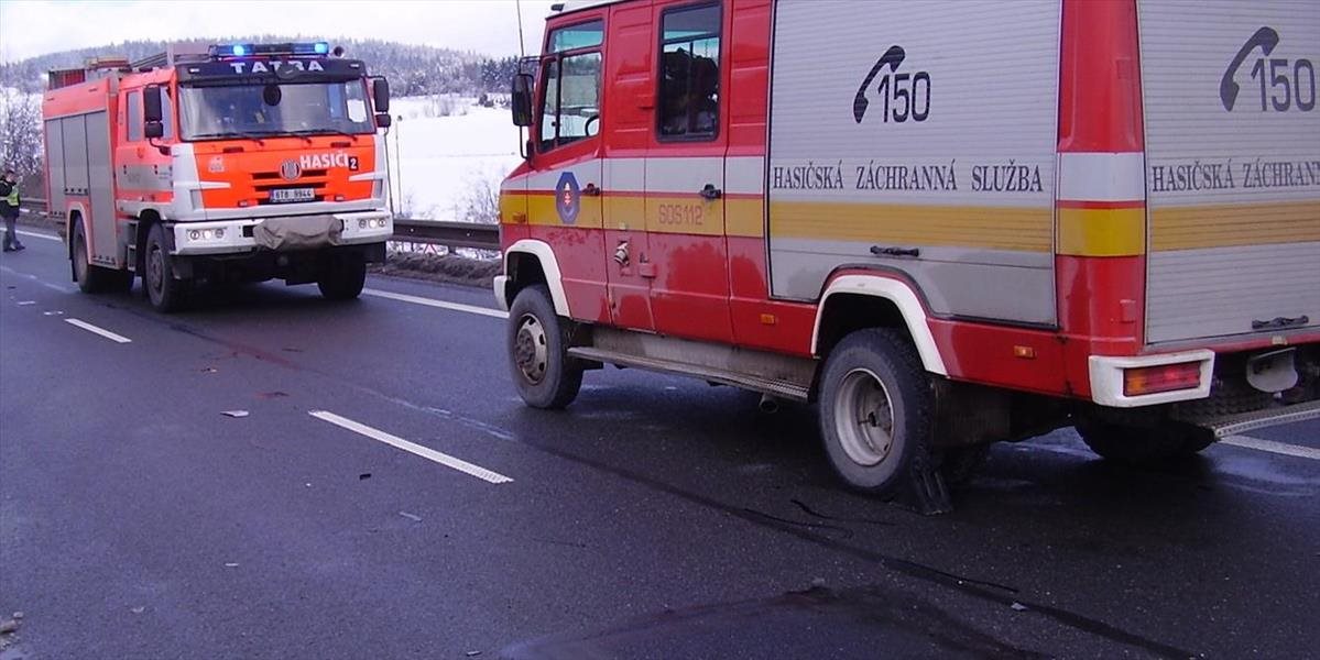 Na diaľnici D1 horel prívesný vozík, zasahovalo osem hasičov