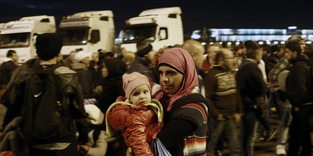 Napätie stúpa: Vodiči autobusov a migranti blokujú diaľnicu k hranici s Macedónskom