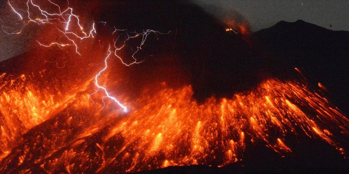 VIDEO Na juhu japonského ostrova Kjúšú sa prebudila sopka Sakuradžima, chrlí lávu a oblaky dymu