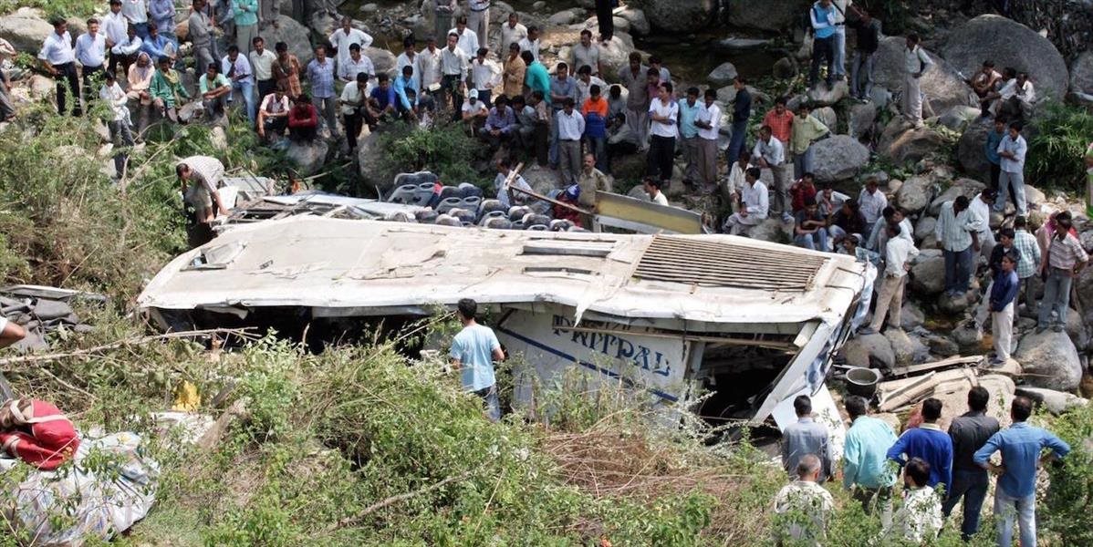Tragická nehoda v Indii: Najmenej 41 ľudí zahynulo pri páde autobusu z mosta