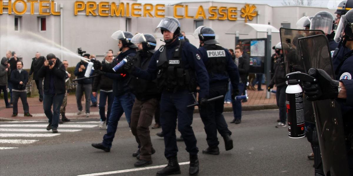 Na proteste proti migrantom v Calais zadržali aj exveliteľa Cudzineckej légie