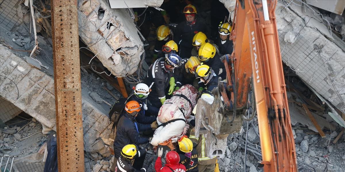 Taiwanskí záchranári zaregistrovali pod troskami výškovej budovy prejavy života