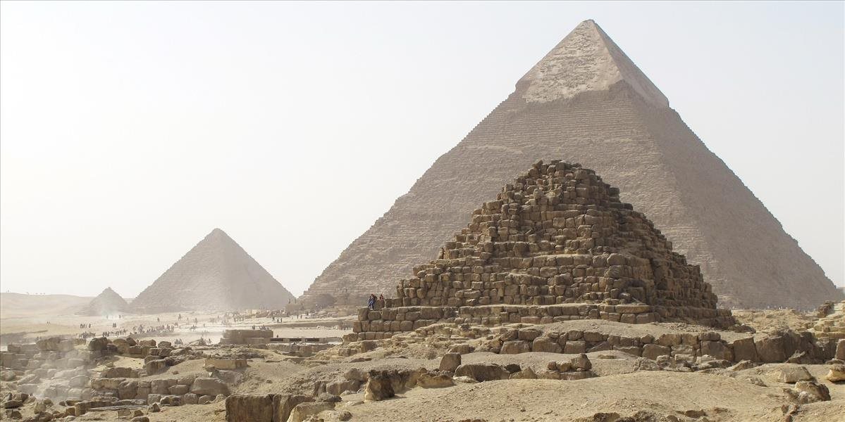V Egypte zatkli troch podozrivých z predaja kameňov z pyramíd v Gíze