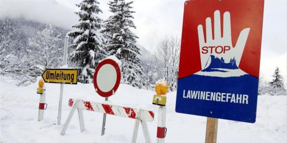 Dohady rakúskych vyšetrovateľov: Spustili smrtiacu lavínu lyžiari?