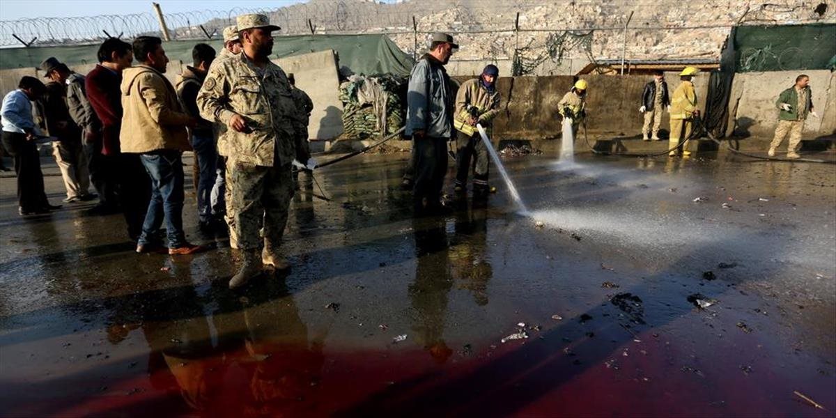 Samovražedný útočník zabil v Afganistane troch vojakov a 18 zranil