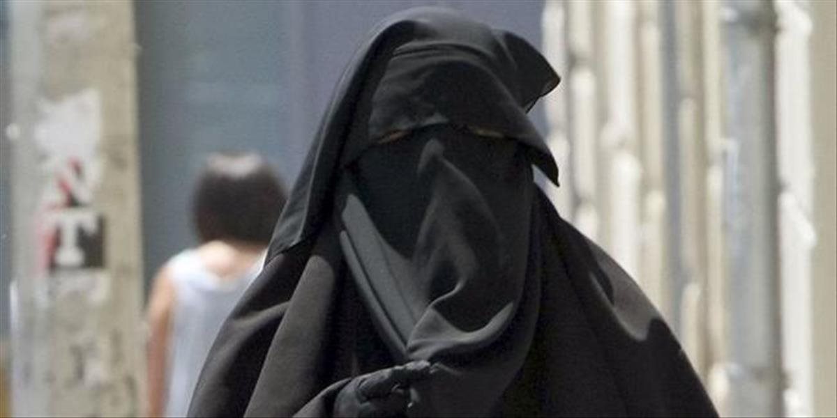 Bosna v súdnych inštitúciách zakázala moslimské šatky, v uliciach protestovalo 2000 žien