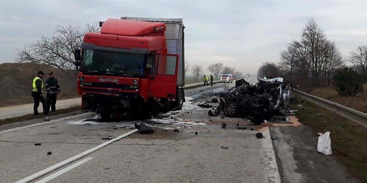 FOTO Tragická nehoda pri Sládkovičove: Mladík (†25) neprežil na ceste do Senca zrážku s kamiónom