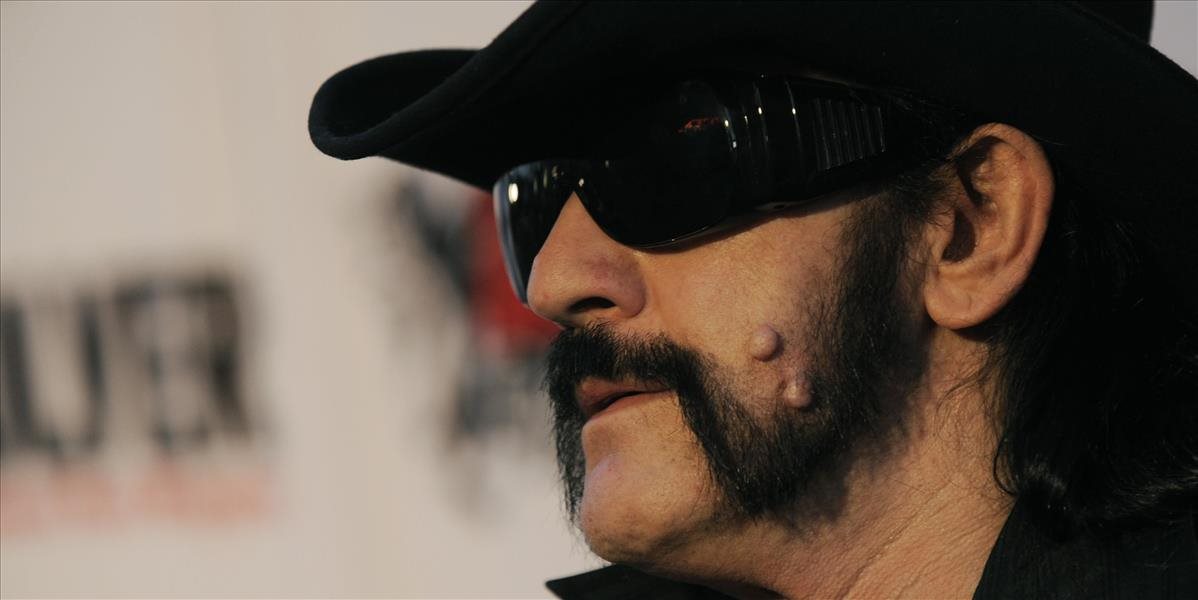 Pred obľúbeným barom Lemmyho z Motörhead odhalia jeho sochu