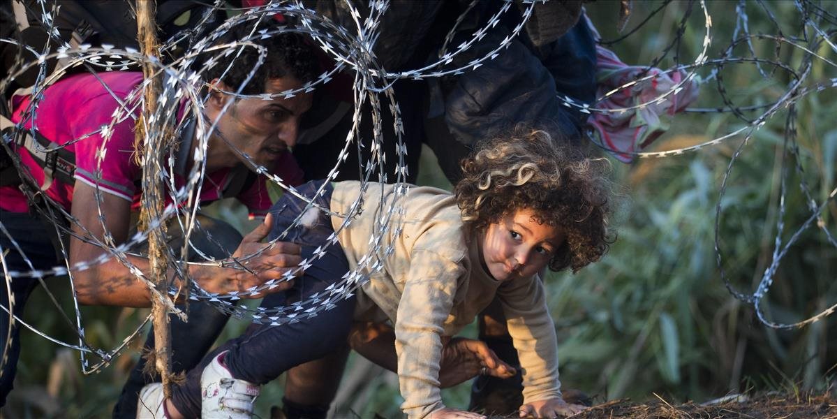 V Maďarsku zadržali skupinu migrantov, ktorí poškodili hraničné zábrany