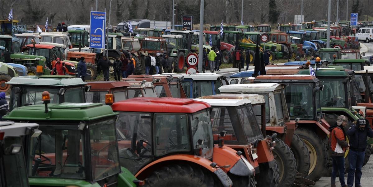 Poľnohospodári zablokovali na protest diaľnicu vedúcu z Atén do Solúna