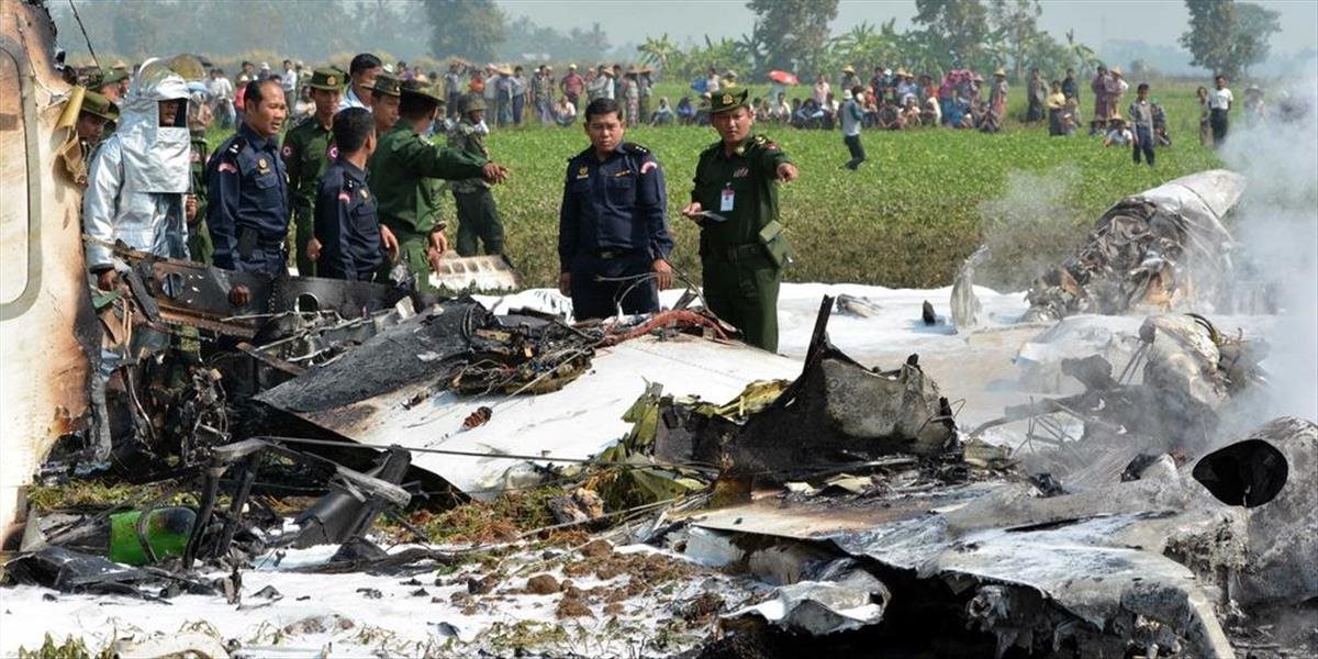 Vojenské lietadlo sa zrútilo na rodinný dom, zahynuli dvaja piloti