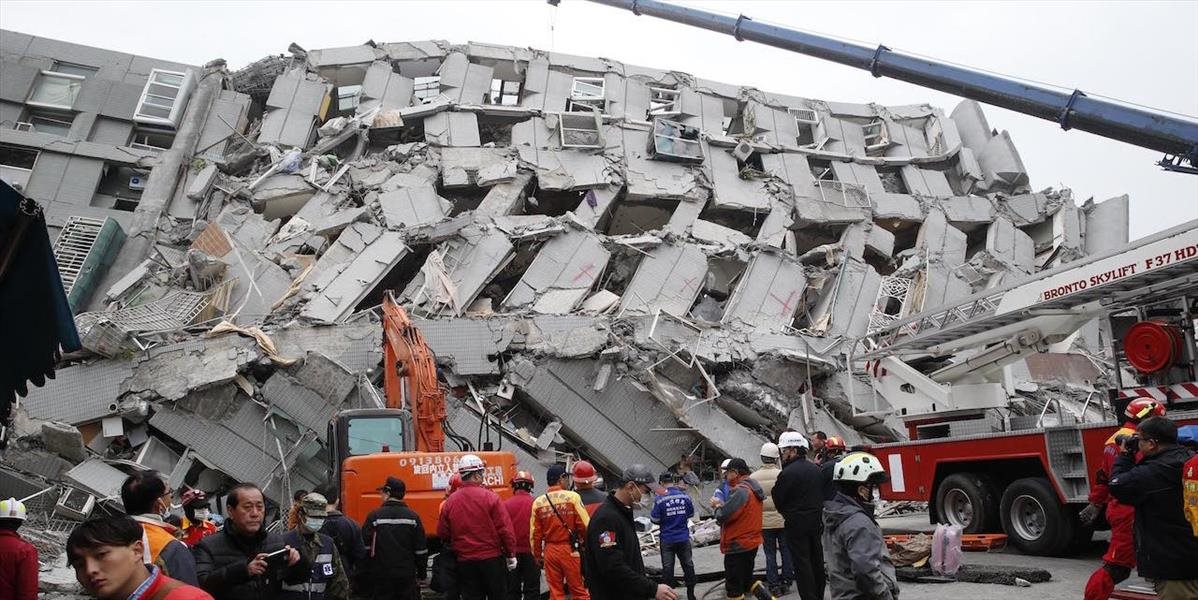 V Taiwane zatkli vedúcich pracovníkov firmy, ktorá stavala zrútenú budovu