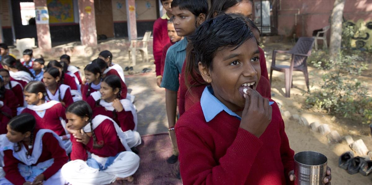 FOTO India bojuje proti parazitom, začala kampaň zameranú na odčervovanie miliónov detí