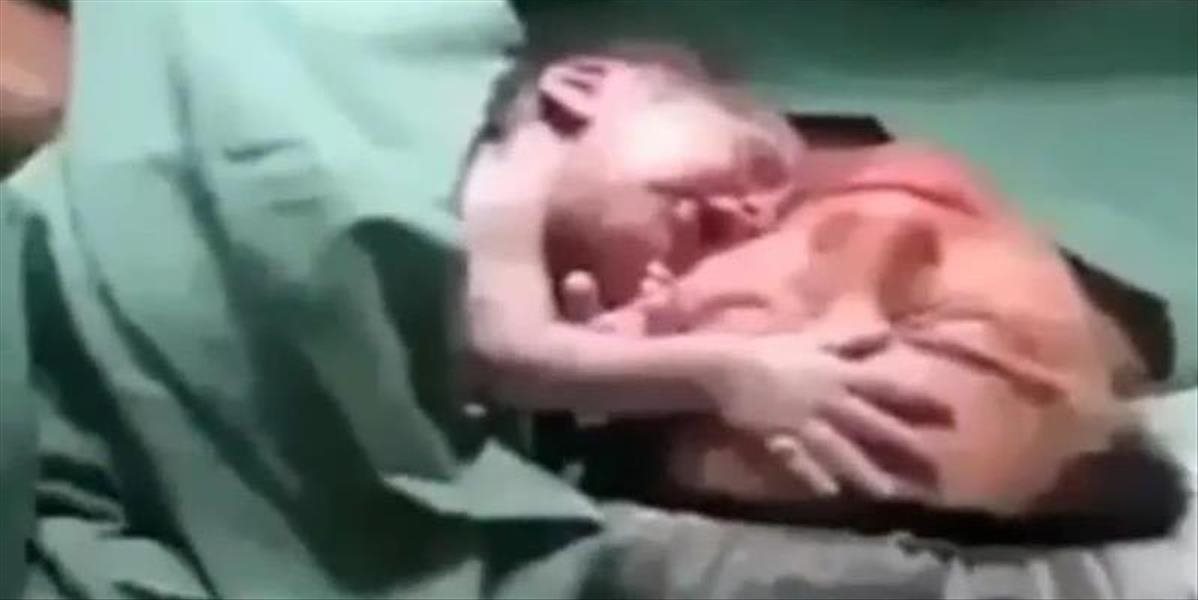 Dojímavé VIDEO: Novorodenec srdcervúco narieka, odmieta opustiť svoju mamu!