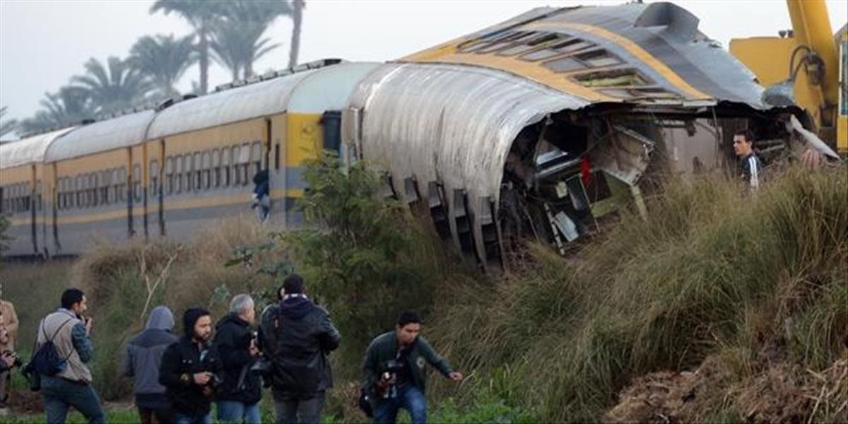 Pri vlakovej nehode južne od Káhiry utrpelo zranenia vyše 100 ľudí