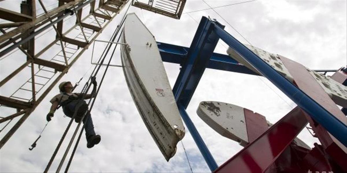 Rekordné zásoby v americkom ropnom uzle opäť stlačili ceny