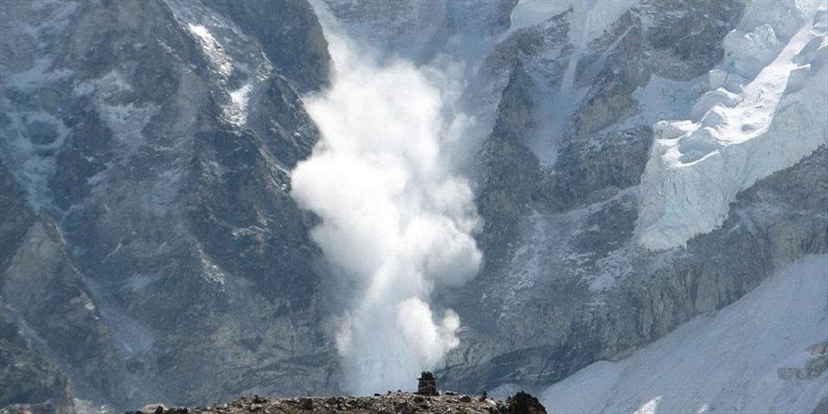 V Tatrách sa zvyšuje lavínové nebezpečenstvo na 3. stupeň, vietor fúkal v nárazoch až 120 km/h