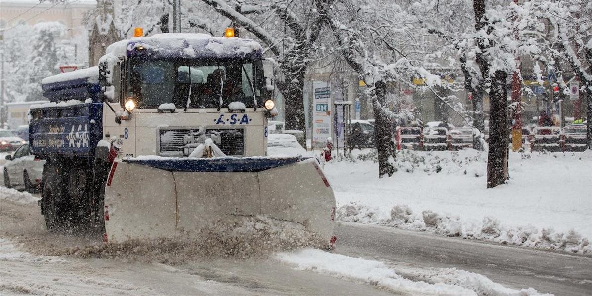 Po snežení v Poprade pokračujú v čistení ciest a chodníkov