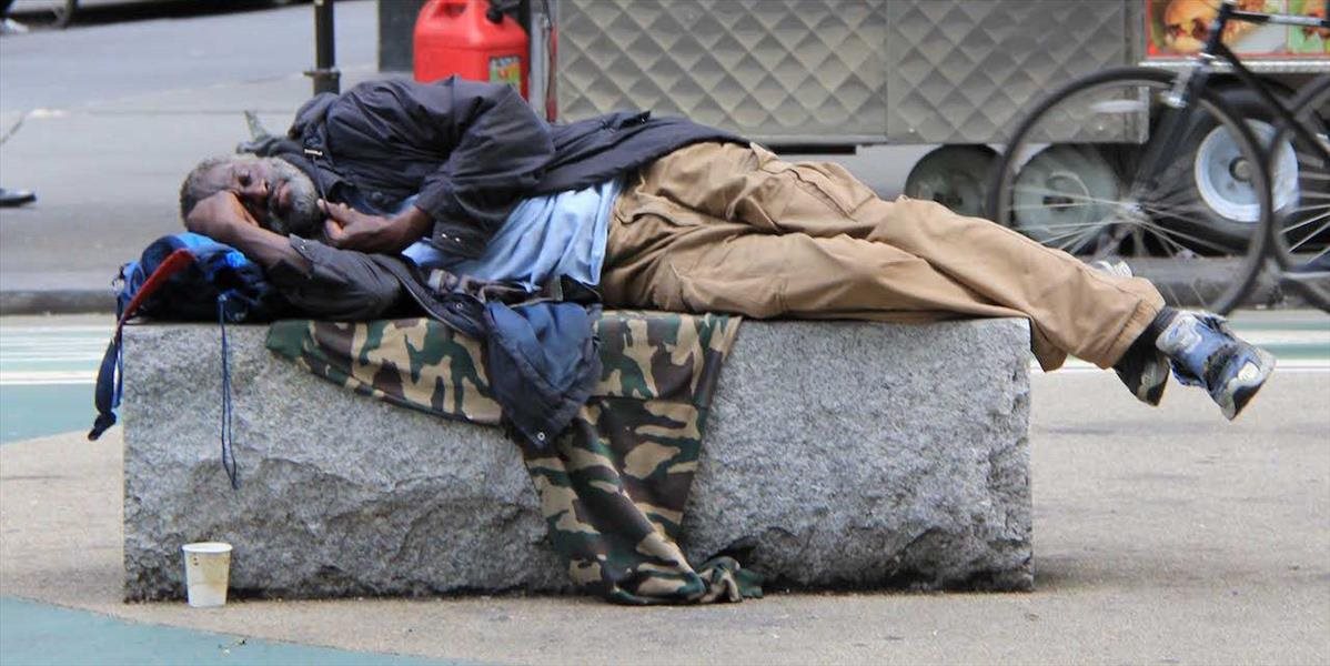 Neuveriteľné: Muž v Bratislave okradol spiaceho bezdomovca
