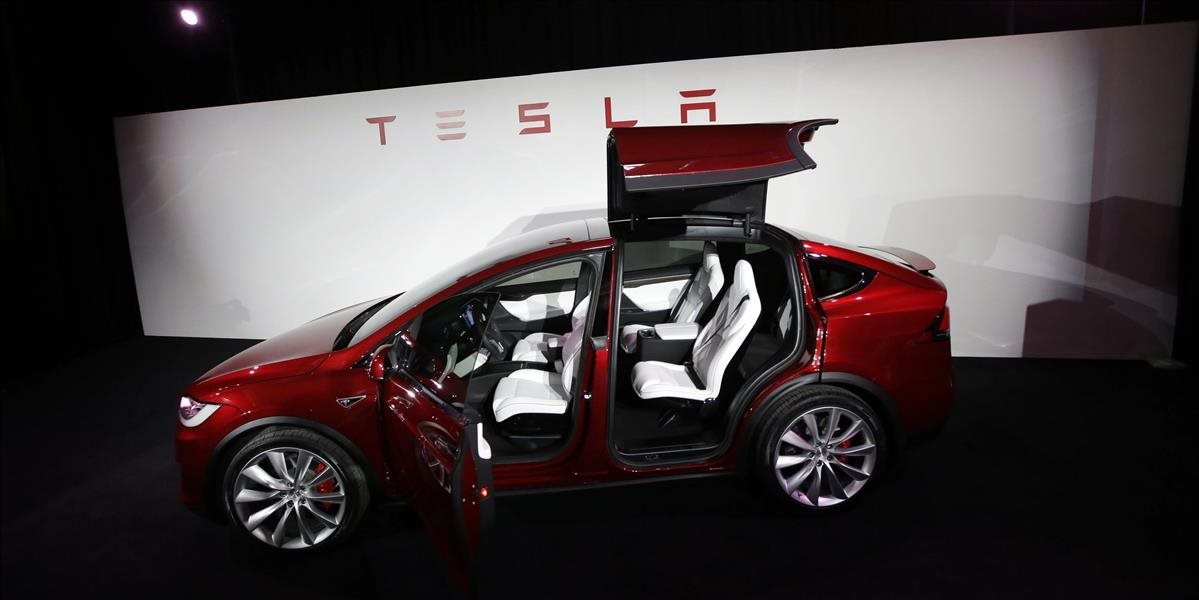 Automobilka Tesla v roku 2015  prehĺbila stratu na takmer 890 miliónov dolárov