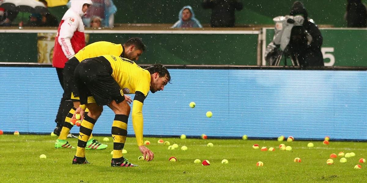 VIDEO Protest fanúšikov Dortmundu: Trávnik zahádzali tenisovými loptičkami