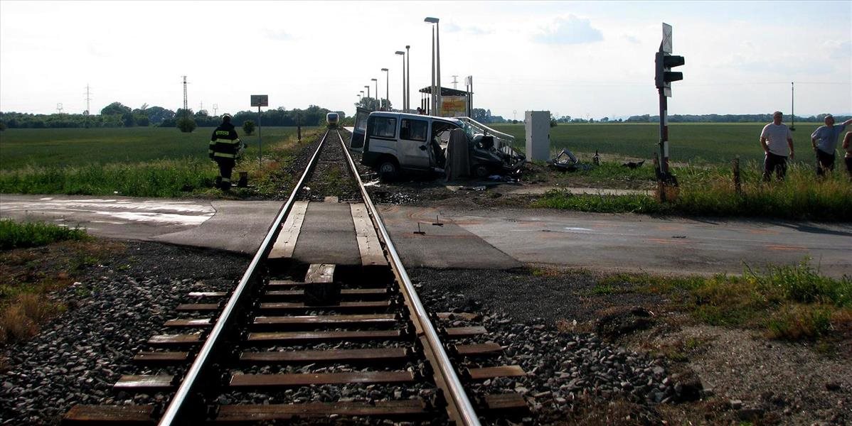 Nehoda na železničnom priecestí: Zrazilo sa auto s tatranskou električkou