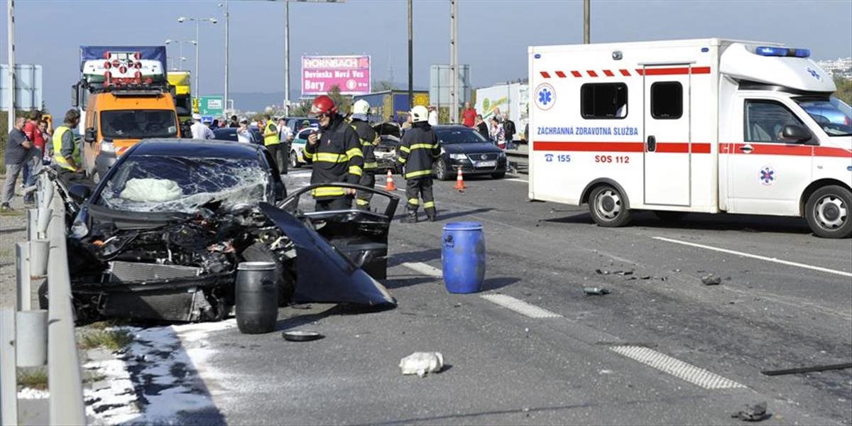 Na Seneckej ceste neďaleko Ivanky pri Dunaji došlo k zrážke dvoch áut: Na mieste zasahuje 12 hasičov!