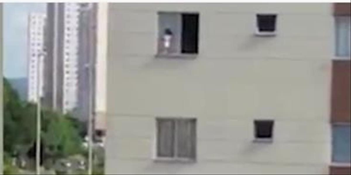 Desivé VIDEO Brazílske batoľa sa prechádzalo po okne, od smrti ho delilo pár centimetrov
