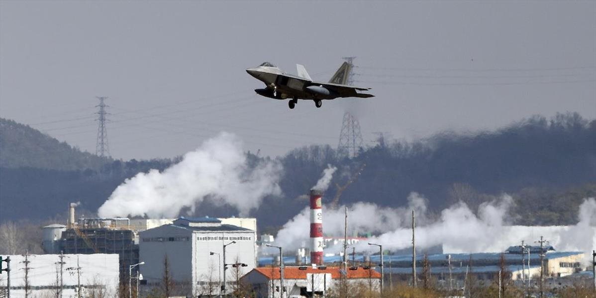 Americké stíhačky F-22 lietali nad Južnou Kóreou ako demonštrácia sily voči KĽDR
