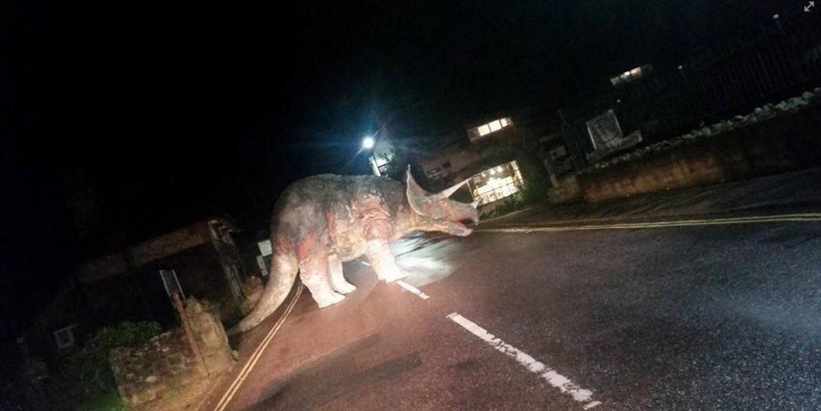 Vodiča v strede cesty prekvapil obrovský dinosaurus