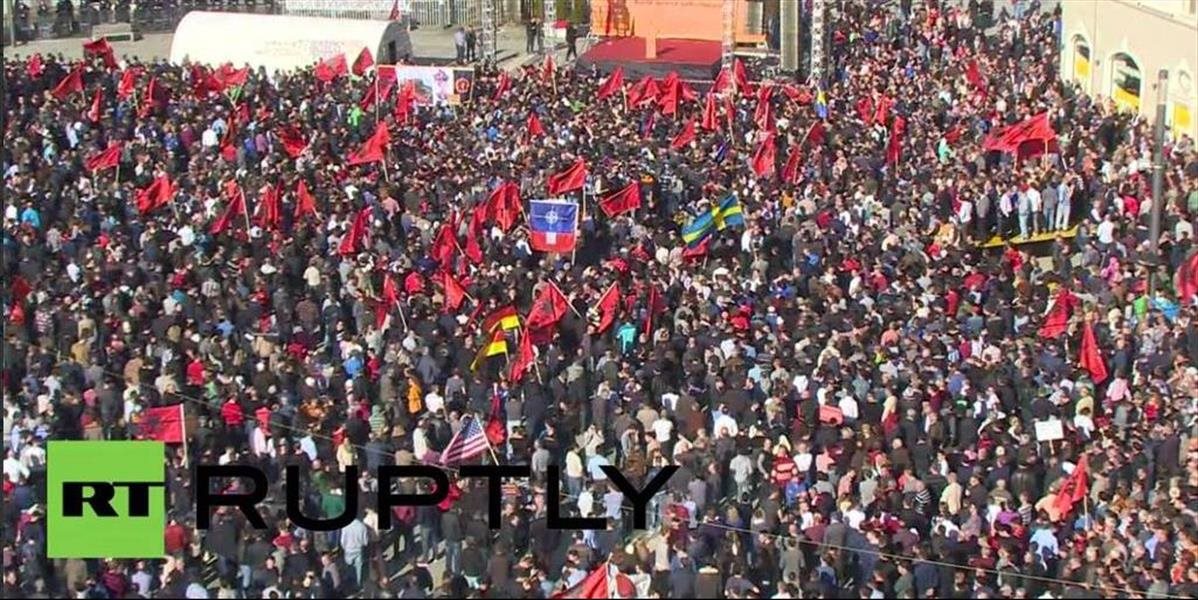 Tisíce stúpencov kosovskejopozície požadovali odstúpenie vlády